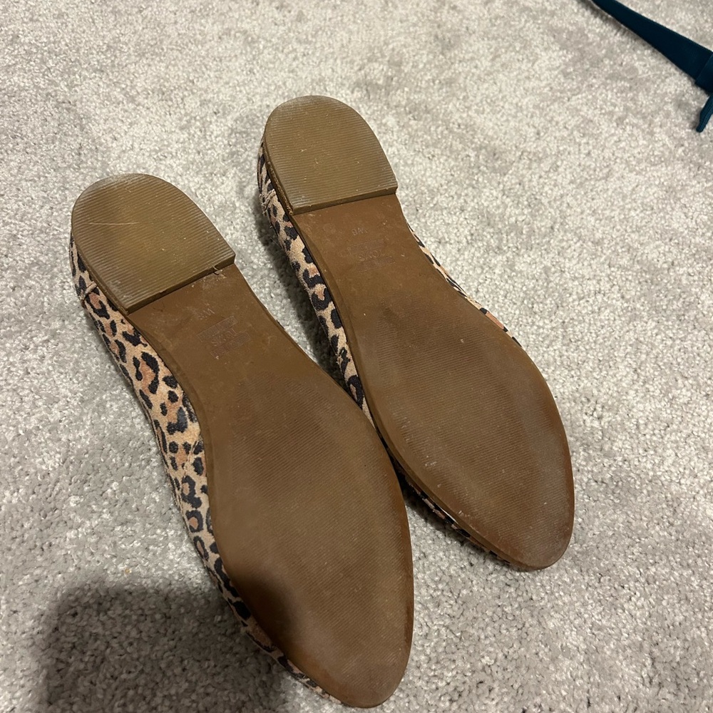 TOMS Animal Print Women's Flats - Picture 2 of 4